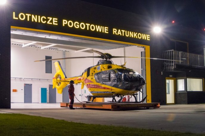 Nieszczęśliwy wypadek w Witkowie. Po poszkodowanego 3,5-latka przyleciał helikopter medyczny.