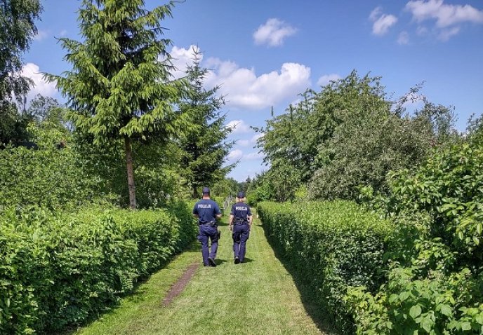 Policjanci kontrolują tereny ogródków działkowych.