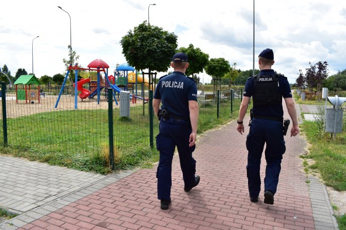 Policjanci w patrolach pieszych kontrolują rejony parków, placów zabaw oraz osiedli.
